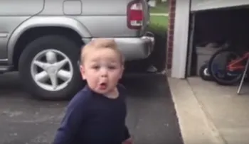La adorable reacción de un niño que ve por primera vez cómo se abre el garaje