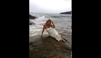 Posaba como sirena para un VIDEO y ocurre sorpresivo desastreâ?¦