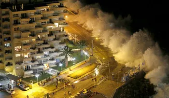 Monstruosas olas arrasan las costas de Chile engullendo todo a su paso (VIDEO)