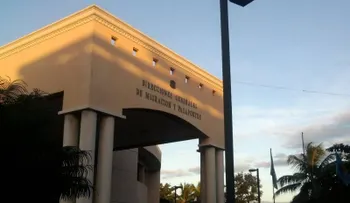 Decenas acuden a sede de Migración para registrarse en sistema de control
