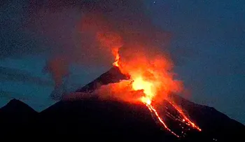 Evacuan comunidades por aumento de la actividad del volcán de Colima