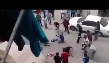 Un vecino salva a una mujer de su marido cuando intentaba decapitarla (VIDEO)
