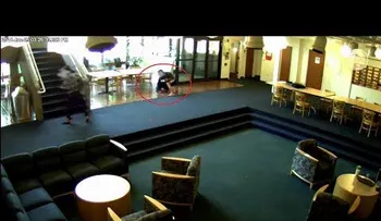 Licenciado en valentía: Un estudiante reduce a un hombre armado que entró en la universidad