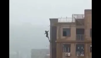 Selfie mortal que conmueve el mundo; resbaló de lo alto de un edificio. ADVERTENCIA: IMÁGENES EXPLÍCITAS. 