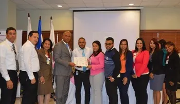 Hospital materno premia participantes en feria de valores