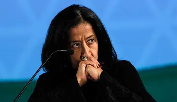 La multimillonaria empresaria que no puede conducir un coche ni salir del país