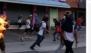 ADVERTENCIA: IMAGENES FUERTES; opositores golpean y prenden fuego a un hombre en Venezuela