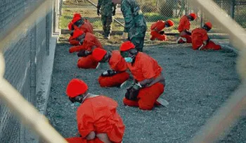 10 prisioneros salen de Guantánamo rumbo a Omán