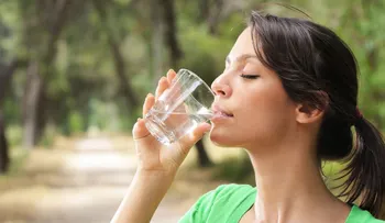 Las peligrosas consecuencias de beber 8 vasos de agua al día