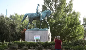Trump dice que retirar monumentos confederados es "muy estúpido"