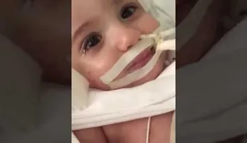 Bebé despierta del coma a punto de "desconectarla" (VIDEO)