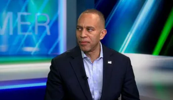 Hakeem Jeffries cuestiona a ICE y reclama reformar las leyes migratorias de EE.UU.