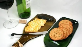 Cómo hacer con una botella de vidrio una original tabla para snacks