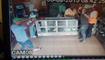 Asaltan joyería compraventa en Villa Consuelo; se llevan 12 mil pesos y una cadena (VIDEO)