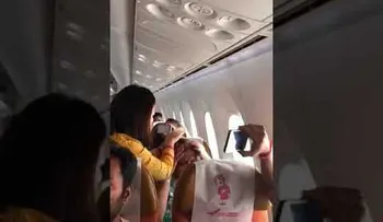 Pasajeros lloran aterrorizados en un avión que perdió una ventanilla en pleno vuelo, tres heridos (+Video)