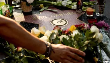 Fanáticos homenajean a Juan Gabriel ante el auditorio donde iba a actuar