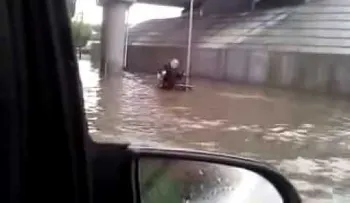 Hombre asesinado en La Vega es transportado en motor y cadáver bañado en una silla 
