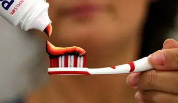 Quí­micos usados en la pasta dental y en productos del hogar podrían adelantar la pubertad en las niñas