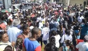Mujeres marcharon hacia el Palacio y no fueron recibida