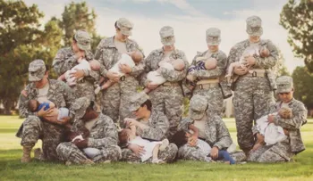 Mujeres soldado posan con sus bebés buscando normalizar la lactancia en el ejército