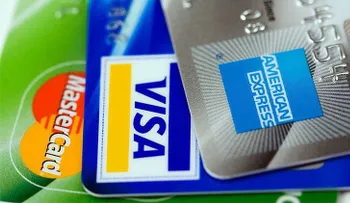 Un vagabundo recibe limosna a través de tarjetas bancarias