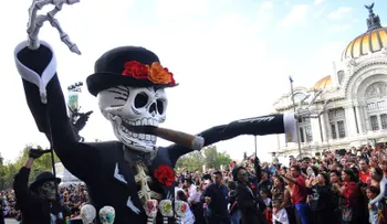 El desfile de Día de Muertos en Ciudad de México nació inspirado en una escena de James Bond