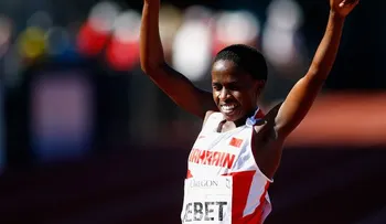 Atleta Jebet bate el récord mundial de obstáculos