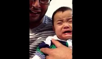 Llora como su padre (Video)