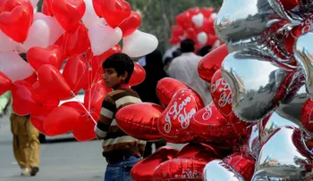 Prohiben celebrar el día de San Valentín en Pakistán