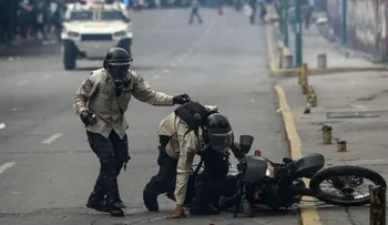 Muere otro policía por violencia durante una protesta en centro de Venezuela