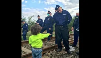 Conmovedor gesto de niño refugiado a la Policía
