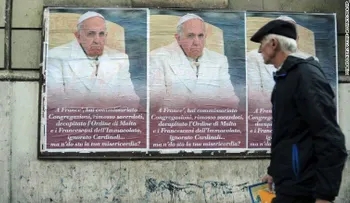 Carteles con críticas al Papa Francisco aparecen en El Vaticano