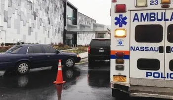 Trabajador herido por disparo durante robo en centro comercial de NY