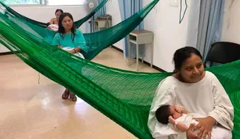 Un hospital mexicano cambió las camas por hamacas para las parturientas