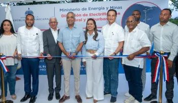 Presidente Senado Ricardo de los Santos saluda electrificación en Fantino