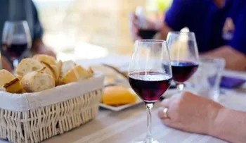 Vino tinto para prevenir las caries dentales y enfermedades de las encías