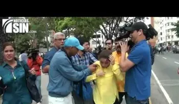 Policía agrede ciudadanos y periodistas en protestas por anulación de Parlamento