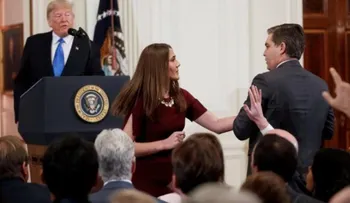 La Casa Blanca alteró video para exagerar forcejeo de reportero, según medios