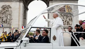 Multitudinario recorrido del papa León XIV en papamóvil por París antes de la misa en la Plaza de la Concordia