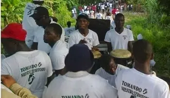 Haitianos con camisetas que dicen â??Tomando nuestro territorioâ? ocupan Dajabón