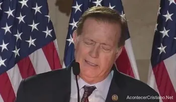 Congresista llora al suplicar a Dios en oración que perdone los pecados de EE.UU.