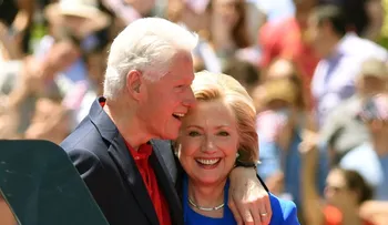 Bill Clinton defiende a Hillary en polémica sobre correos electrónicos