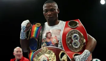 Excampeón mundial de boxeo sudafricano muere tras ser baleado frente a su casa