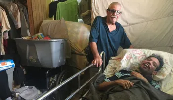 En las montañas de Puerto Rico, la pesadilla del huracán María no ha terminado para este padre y su hijo