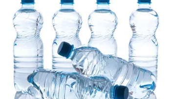 ¿Realmente es pura el agua embotellada en envase plástico? 