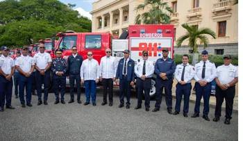 MINPRE y 911 entregan 12 camiones de bomberos