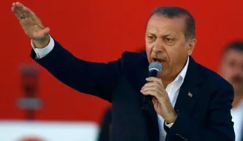 Holanda prohibió el aterrizaje del vuelo del ministro turco de Exteriores y desató la furia de Recep Erdogan