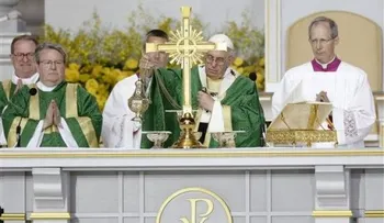 Cientos de miles asisten a misa de Francisco en EEUU
