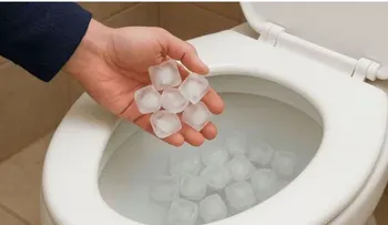 Tirar hielo en el inodoro: el truco casero que ayuda a mantenerlo limpio