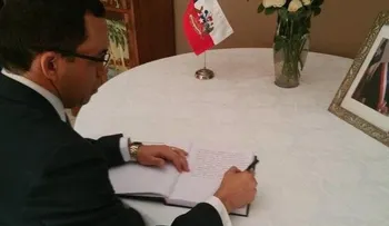 Andrés Navarro firma libro de condolencias muerte de expresidente chileno